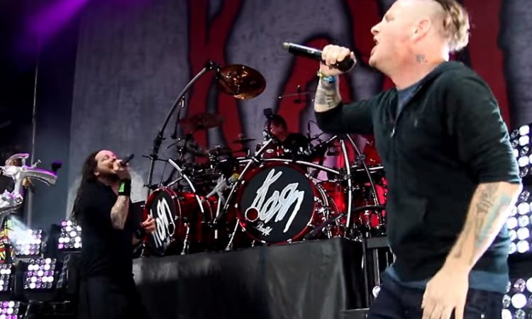 Korn, video live di ‘A Different World’ con Corey Taylor