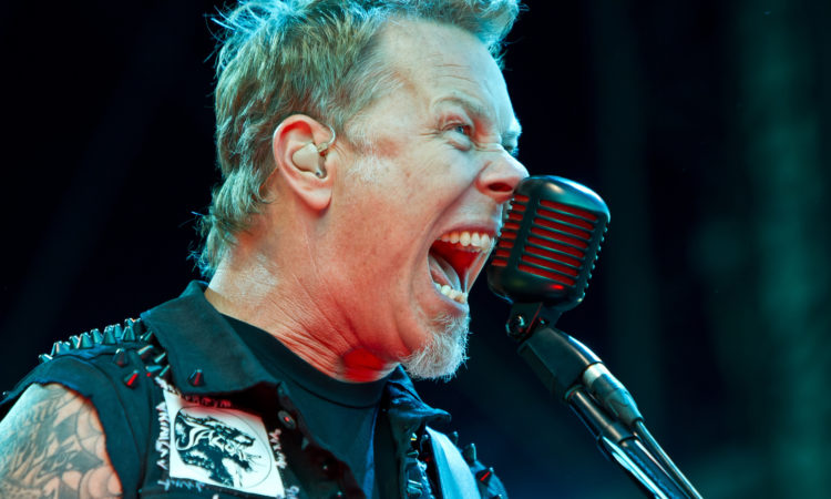 Metallica, le reazioni di James Hetfield a celebrità con magliette della band
