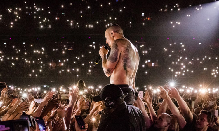 Linkin Park, aperto il sito #RIPChester con linea di supporto sul suicidio
