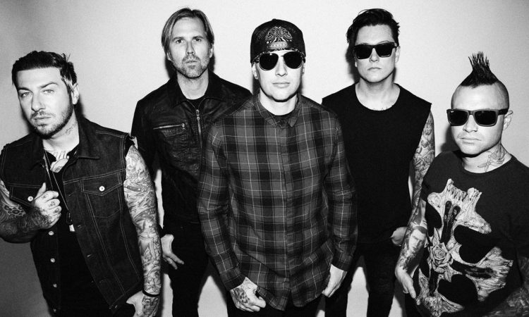 Avenged Sevenfold, Lzzy Hale degli Halestorm ospite sul palco per una cover dei Pink Floyd