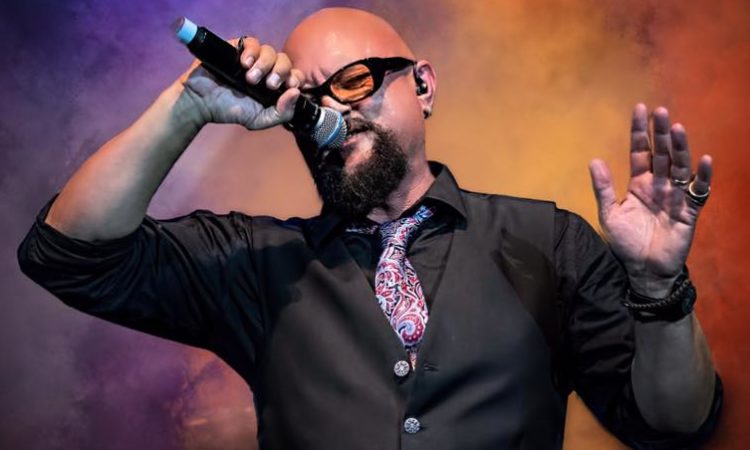 Geoff Tate, raggiunto sul palco dalla figlia per un classico dei Queensryche