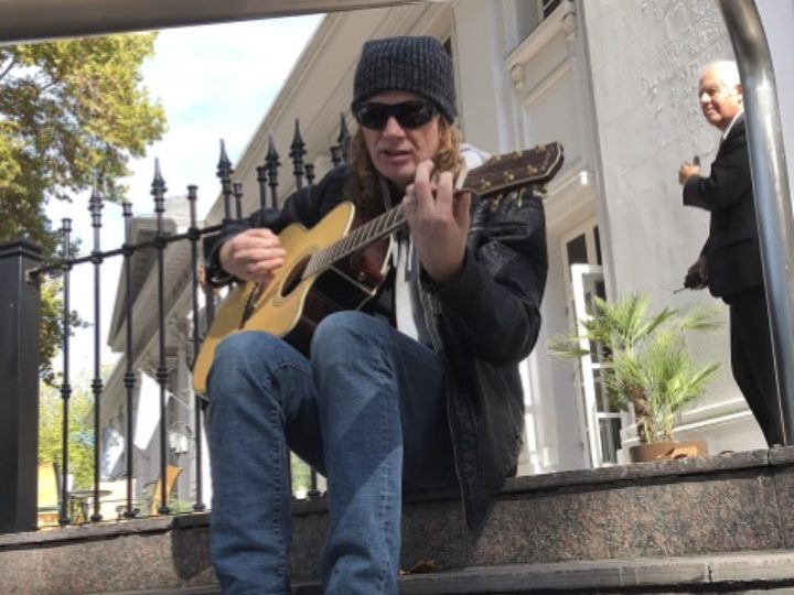 Megadeth, Dave Mustaine delizia i fans argentini con un miniset acustico suonato sugli scalini dell’hotel