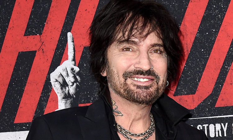 Mötley Crüe, Tommy Lee per celebrare la riapertura della stagione NBA