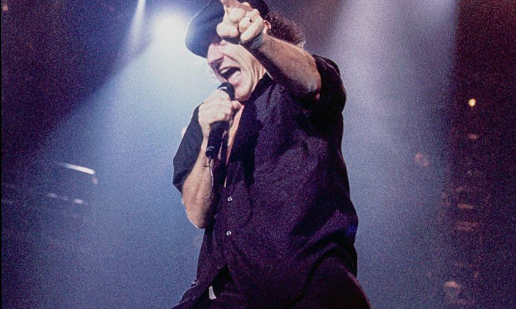 AC/DC, video live di ‘You Shook Me All Night Long’ dal 1981 in Giappone