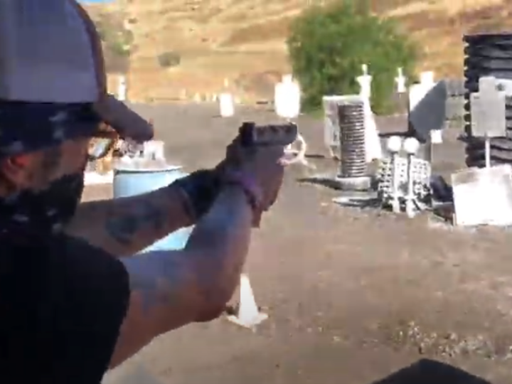 Poison, Bret Michaels si allena a sparare per una serie tv [video]
