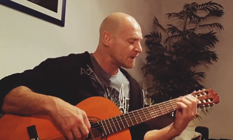 Primal Fear, Ralf Scheepers canta ‘It’s My Life’ di Bon Jovi in acustico